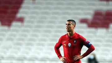 -FOTODELDIA- EA6586. LISBOA (PORTUGAL), 14/11/2020.- Cristiano Ronaldo de Portugal reacciona hoy, tras el partido de f&uacute;tbol del grupo 3 de la Liga de Naciones de la UEFA, entre Portugal y Francia, en el Estadio Luz, en Lisboa (Portugal). EFE/ Manuel De Almeida