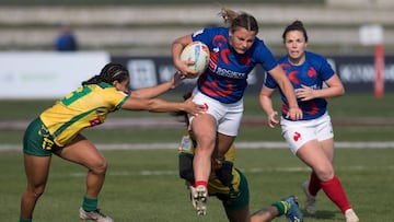 France&#039;s Valentine Lothoz (C) evades a tackle by Brazilx92s Edna Santini (L) during the Women&#039;s HSBC World Rugby Sevens Series 2022 match between France and Brazil at the Ciudad de Malaga stadium in Malaga, on January 21, 2022. (Photo by JORGE GUERRERO / AFP)