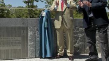 <b>EL MOMENTO. </b>De izquierda a derecha, Jaime Lissavetzky, Alberto Ruiz-Gallardón, Jorge Pérez y Vicente del Bosque, en el momento en que es descubierta la placa.