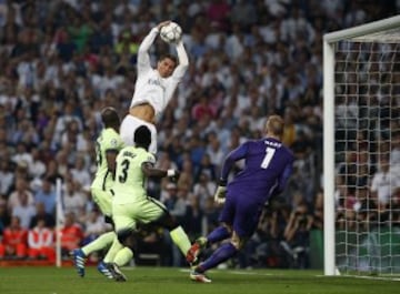 Curiosa imagen de Cristiano Ronaldo cogiendo el balón con las dos manos durante el partido de vuelta de las semifinales de la Champions contra el Manchester City. La jugada fue anulada por fuera de juego. 
