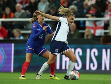 Toletti intenta robar un balón a Stanway en el Inglaterra - Francia del viernes.