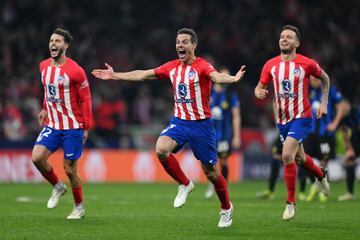 C¨¦sar Azpilicueta (Zizur Mayor, Navarra, 1989) lleg¨® tambi¨¦n sin traspaso, liberado por el Chelsea. Un jugador de vestuario, de fondo de plantilla, que le ha resuelto problemas a Simeone en varias posiciones de la zaga y es pr¨¢cticamente un capit¨¢n. El sentir general en el entorno rojiblanco es el de que ojal¨¢ hubiera llegado antes. Durante su primera temporada jug¨® 34 partidos y en la actual, cinco. Termina contrato en junio de 2025.