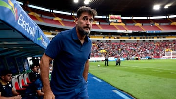 Pumas coach Gustavo Lema gestures before the Liga MX Apertura tournament football match between Atlas and Pumas UNAM at the Jalisco stadium in Guadalajara, Mexico on August 24, 2024. (Photo by ULISES RUIZ / AFP)