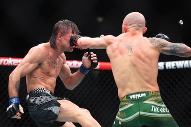 Alexander Volkanovski y Diego Lopes durante el Ultimate Fighting Championship (UFC) 325 en el Qudos Bank Arena de Sídney.
