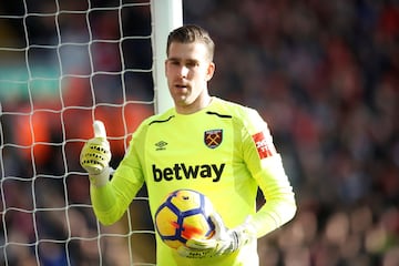 The Seville-born keeper has ended his time with West Ham United and has a current market value of 3.5 million euros.