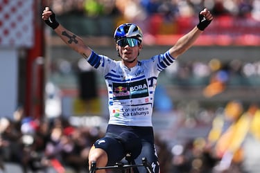 Primoz Roglic de Red Bull-BORA-hansgrohe celebra en la meta su victoria de etapa durante la 104.ª Volta Ciclista a Cataluña 2025.