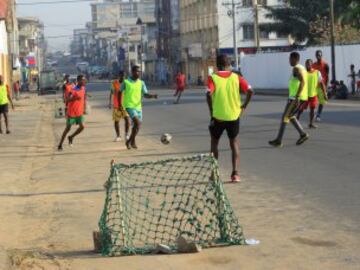 Fútbol en las calles de Liberia 