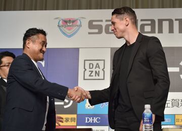 Fernando Torres tras 18 a?os anunci¨® su retira en un rueda de prensa ofrecida en Tokyo. "Ha llegado el momento de poner punto y final a mi carrera" dijo el delantero fuenlabre?o.