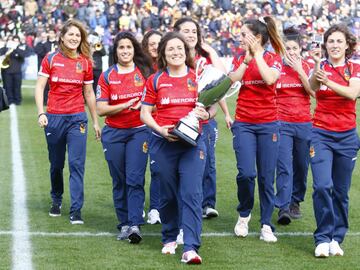 El pasado 4 de marzo la selección española femenina de rugby se proclamó campeona de Europa sumando así el sexto título continental de su historia. Antes del partido de hoy han sido homenajeadas por todos los asistentes al mítico campo de la Ciudad Universitaria de Madrid. 