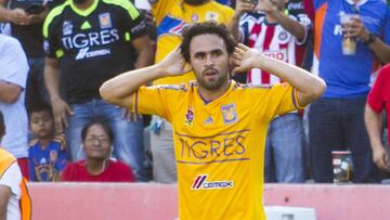 Enrique Esqueda desprecia y pisa el escudo de Tigres