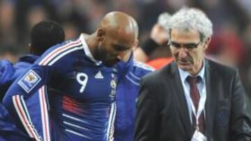 <b>PROTAGONISTAS. </b>Anelka habla con Domenech durante el Mundial.
