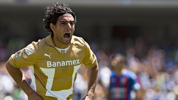 Martín Bravo festeja un gol con los Pumas