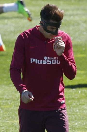 El defensa uruguayo del Atlético de Madrid José María Giménez con una máscara durante el entrenamiento de esta mañana en el Cerro del Espino previo al partido de mañana ante el Sevilla en el Vicente Calderón.