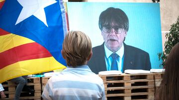 Un ni?o observa la intervenci¨®n telem¨¢tica de Puigdemont en el mitin central del partido JxCAT, a 16 de julio de 2023, en en Amer, Girona, Catalunya (Espa?a). Junts per Catalunya ha elegido la ciudad natal del expresidente de la Generalitat y de la formaci¨®n Puigdemont para celebrar el principal acto de campa?a de cara a las elecciones generales del 23 de julio.
16 JULIO 2023;MITIN;JUNTS;ELECCIONES;CAMPA?A ELECTORAL;CATALU?A;GERONA;BANDERA;SE?ERA;
Gl¨°ria S¨¢nchez / Europa Press
16/07/2023