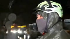 Se encuentra en vivo a un ciclista en Cerro Navia, en pleno de sistema frontal, y nunca vio venir esta respuesta: “Hijos del General Pinochet”