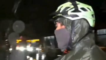 Se encuentra en vivo a un ciclista en Cerro Navia, en pleno de sistema frontal, y nunca vio venir esta respuesta: “Hijos del General Pinochet”