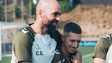Claudio Giráldez abraza a Bryan Zaragoza durante un entrenamiento del Celta.