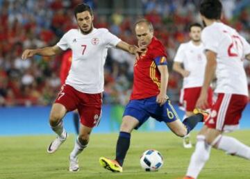 El centrocampista de la selección española Andrés Iniesta disputa un balón con el centrocampista de Georgia Giorgi Aburjania, durante el partido amistoso que se juega hoy en el Coliseum Alfonso Pérez de Getafe..