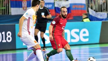 Ricardinho intenta regatear a Ortiz durante la final de la Eurocopa de Fútbol Sala 2018 entre Portugal y España en Eslovenia.