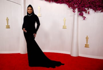 Vanessa Hudgens posa en la alfombra roja de los Oscars.