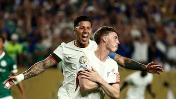 Soccer Football - FIFA Club World Cup - Quarter Final - Palmeiras v Chelsea - Lincoln Financial Field, Philadelphia, Pennsylvania, U.S. - July 4, 2025 Chelsea's Cole Palmer celebrates scoring their first goal with Enzo Fernandez REUTERS/Lee Smith TPX IMAGES OF THE DAY