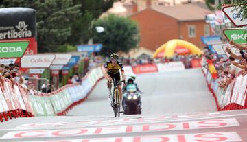 Primoz Roglic llegando a la meta.