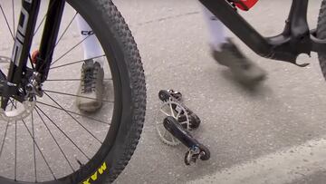 Plato, bielas y pedales separados de una bici durante una carrera de las UCI MTB World Series.