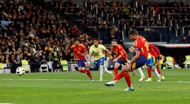 1-0. Rodrigo Hernández, con la pierna derecha, lanza potente y al medio para superar a Bento.