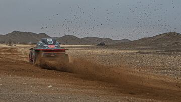 Al Duwadimi (Saudi Arabia), 07/01/2023.- Spanish driver Carlos Sainz and co-driver Lucas Cruz steer their Audi RS Q E-Tron E2 for team Audi sport during the seventh stage of the Dakar Rally 2023 from from Riyadh to Al Duwadimi, Saudi Arabia, 07 January 2023. (Arabia Saudita) EFE/EPA/Andrew Eaton