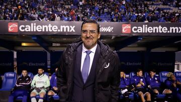 MEX6605.PUEBLA (MÉXICO), 17/02/2023.- El director técnico, Joaquín Moreno, de Cruz Azul durante un partido de la jornada 8 del torneo Clausura 2023 del fútbol mexicano en el estadio Cuauhtémoc en Puebla (México). EFE/ Hilda Ríos.