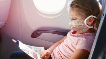 Ni&ntilde;a viajando con cubrebocas v&iacute;a Getty Images.