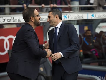 Saludo entre los entrenadores Bordalás y Valverde. 
