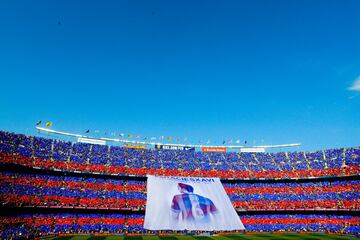 El 23 de mayo de 2015, Xavi recibió un bonito homenaje por parte del barcelonismo, ese día celebraban el título de LaLiga y faltarían 2 títulos más, la Copa ganada frente al Athletic en el Camp Nou y la Champions League ganada en Berlín frente a la Juventus. Xavi se despidió con el segundo triplete del Barça, el anterior lo consiguió en 2009.