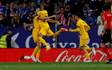 0-3. Robert Lewandowski celebra el tercer gol con Raphinha. El delantero del Barcelona anota en el minuto 39 de partido