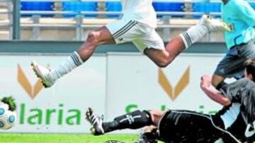 <b>LO INTENTÓ. </b>Juanfran salva con un gran salto la entrada de su marcador, Aridani.