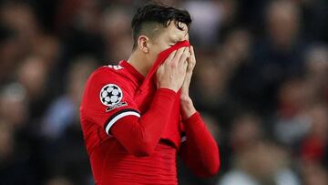 Alexis Sánchez sufre. Manchester United quedó afuera de la Champions.