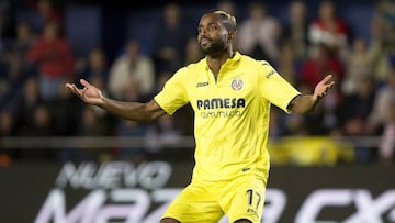 El delantero del Villarreal, Cedric Bakambu, durante un partido ante el M&aacute;laga.