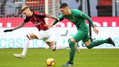 Milenkovic pelea por un bal&oacute;n con Castillejo durante un Mil&aacute;n-Fiorentina.