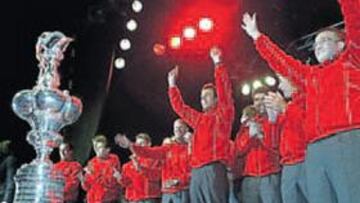 <b>CAMPEONES. </b>Los tripulantes del Alinghi tras vencer en 2003.