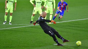 Marko Dmitrovic dispara desde el punto de penalti ante el Atl&eacute;tico de Madrid.