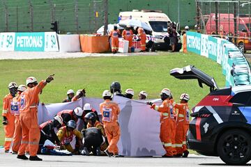 El equipo médico atiende a Jack Miller tras la caída del piloto australiano.