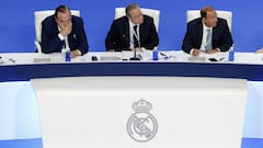 El vicepresidente primero, Fernando Fern&aacute;ndez Tapias; el presidente, Florentino P&eacute;rez; y el vicepresidente segundo, Eduardo Fern&aacute;ndez de Blas, en la Asamblea de Socios Representantes del Real Madrid de 2018.