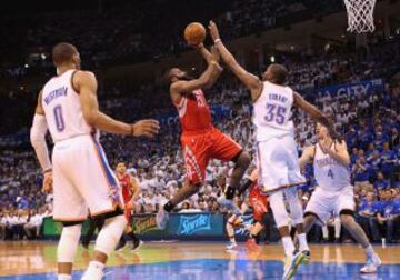 James Harden de Houston Rockets tira a canasta ante Kevin Durant de Oklahoma City Thunder.