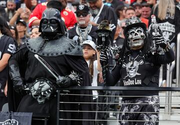 Los fans de los Raiders conocidos como 'Darth Raider' Ybarra y 'Raider Lou' esperan al comienzo del partido en el Allegiant Stadium de Las Vegas, Nevada. El duelo divisional que enfrentaba al equipo de sus amores con los campeones Chiefs de Travis Kelce y Patrick Mahomes se sald¨® con victoria de los visitantes por 27 a 20.