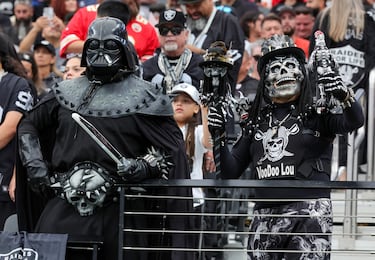 Los fans de los Raiders conocidos como 'Darth Raider' Ybarra y 'Raider Lou' esperan al comienzo del partido en el Allegiant Stadium de Las Vegas, Nevada. El duelo divisional que enfrentaba al equipo de sus amores con los campeones Chiefs de Travis Kelce y Patrick Mahomes se saldó con victoria de los visitantes por 27 a 20. 