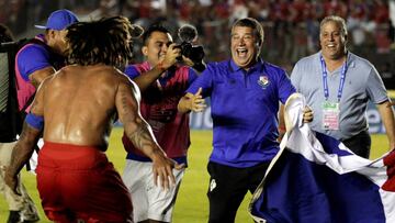 Bolillo Gómez festeja el pase de Panamá a Rusia 2018.