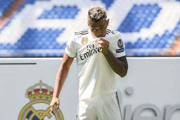 Mariano kisses the Real Madrid badge