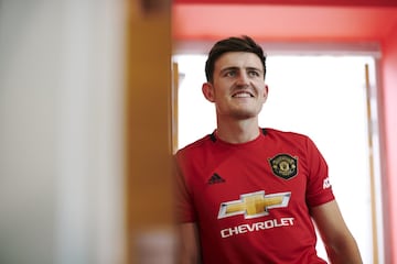 El central ingl¨¦s cambi¨® Leicester por Manchester tras el desembolso de 87 millones de euros por parte del conjunto de Old Trafford.