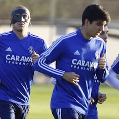 Pombo, con una máscara, y Delmás, listos para reaparecer