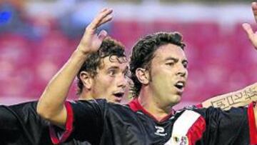 <b>PROTESTA. </b>Perera y Piti reclaman la validez del gol que le fue anulado al Rayo por fuera de juego y que le pudo dar los tres puntos.